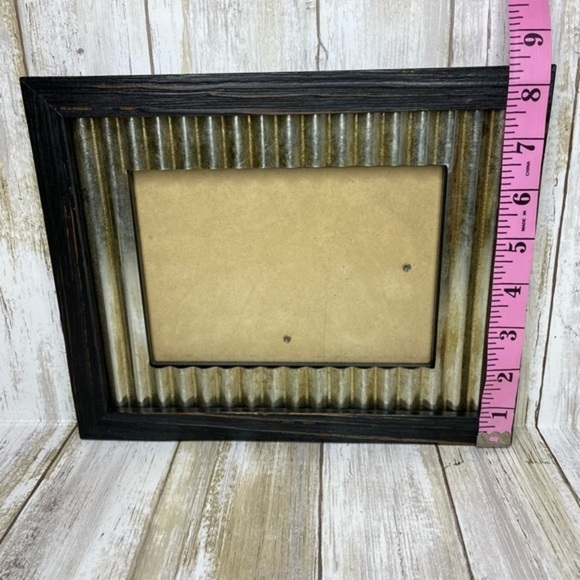 Black Picture Frame Metal Accents 5x7 Photo Size - Picture 6 of 7